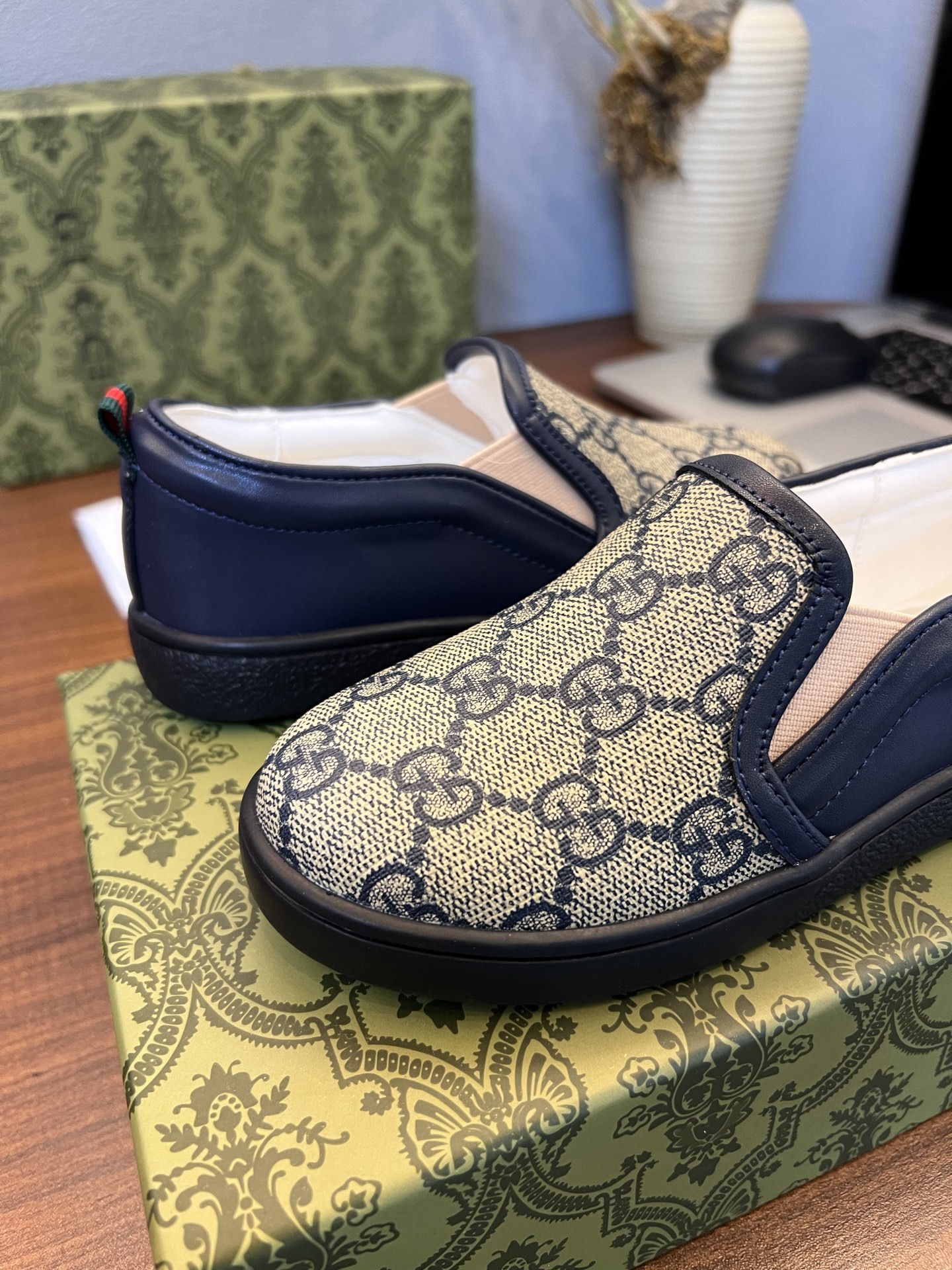 Children's shoes child